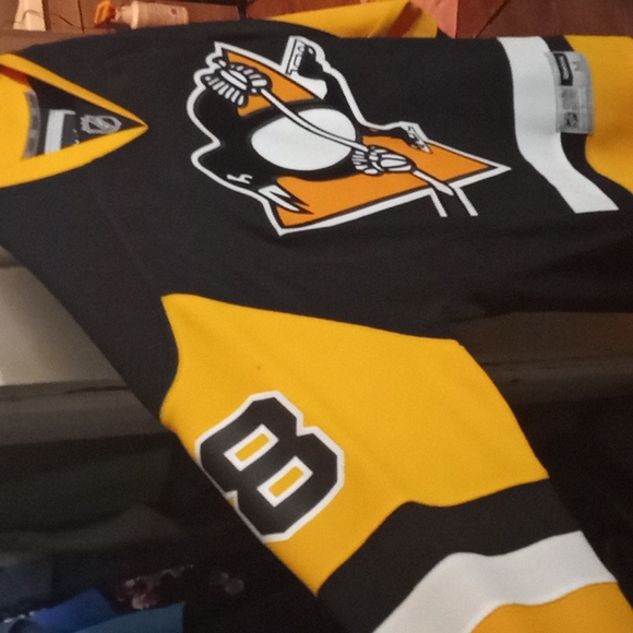 Kris Letang pens authentic jersey - Picture 2 of 4